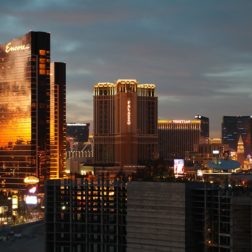 Las-Vegas-Hotel-Circus-Circus-Logo-Sonnenuntergang-Ausblick-Nacht-252x252