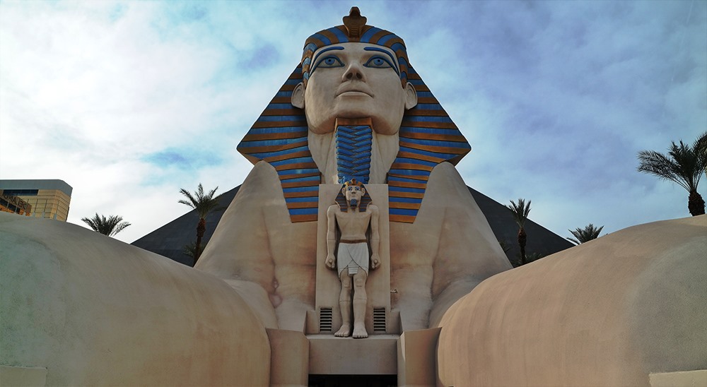 Die Sphinx stellt den Eingang des Hotels dar