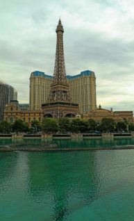 Las-Vegas-Hotel-Paris-Eiffelturm-193x318