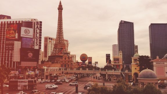 Las-Vegas-Hotel-Paris-Heissluftballon-Eiffelturm-Strip-575x324