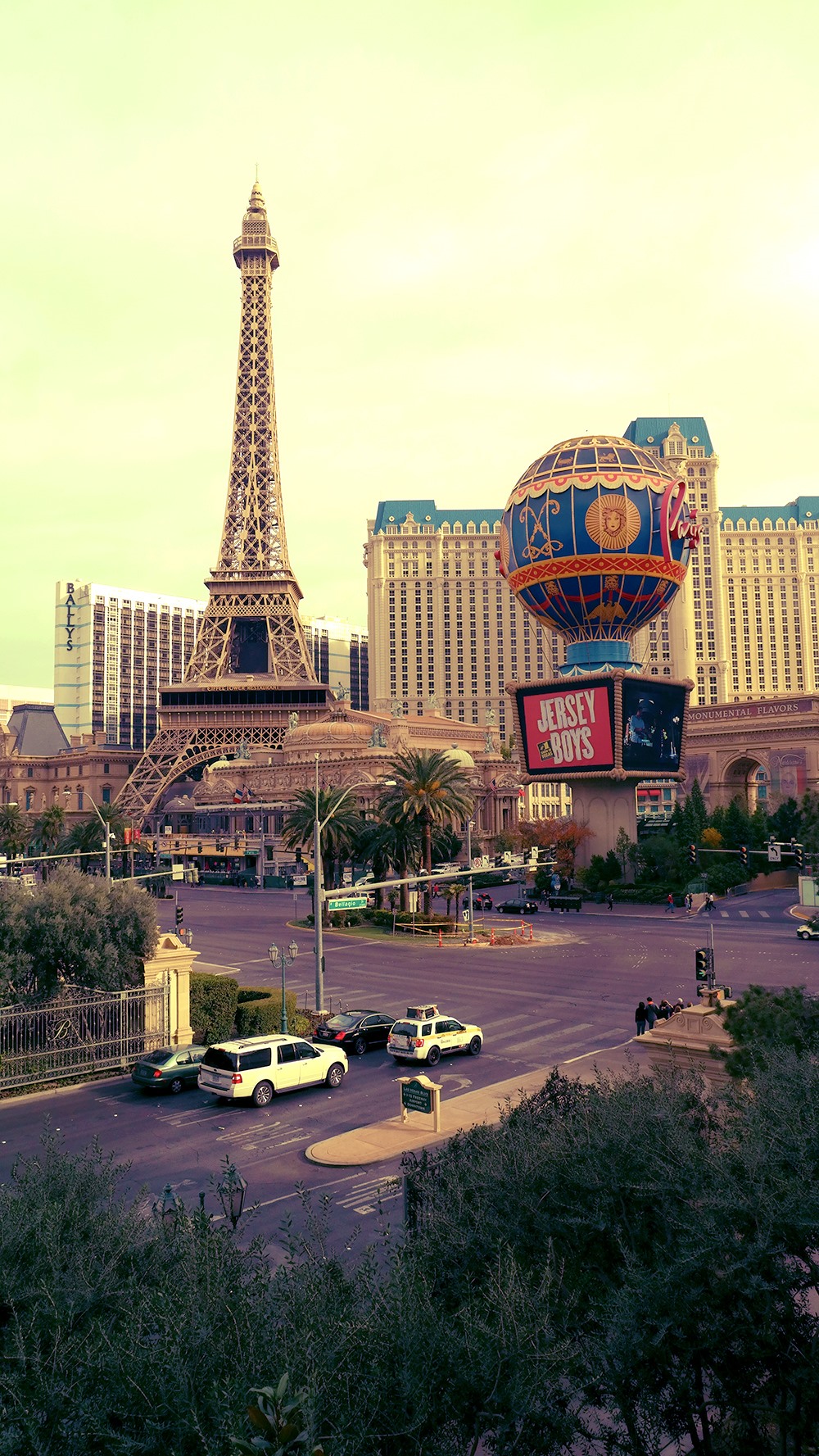 Der Eiffelturm liegt direkt am Las Vegas Strip